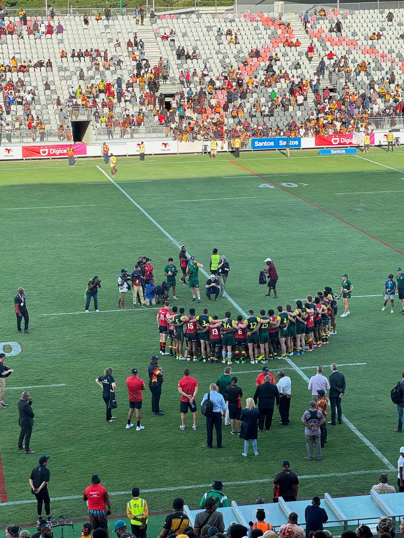 PMs13 Australia and PNG Kumuls in a huddle